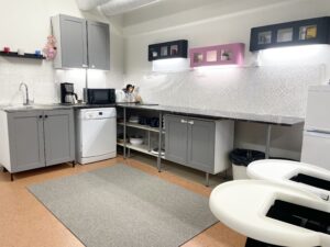 Mängutuba Trallituba, Parim Mängutuba lastele Tallinnas,mustamäel, värskelt remonditud avar mängumaa Trallituba, lapse sünnipäev. Mängutoa köök ja kodutehnika, külmik, mugav avar köök, beebide söögitoolid mängutoa köögis